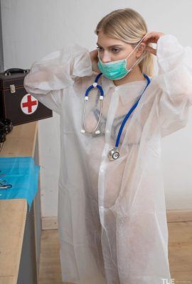 Salle de sexothérapie ! La mannequin photo nue biélorusse Pauline Taylor demande l'aide d'une femme médecin érotique pour sauver son corps froid (20 Photos)