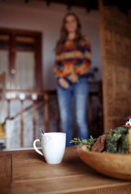 La beauté qui boit du café est très élégante !