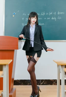 Les bas noirs et les bas « Sexy Teacher » de Shimizu Yuno sont si sexy (45 photos)