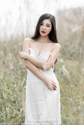 La jupe longue blanche et le haut transparent de Song Qiqi KiKi mettent en valeur ses seins (30 photos)