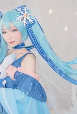 Snow Hatsune Cosplay【CN：九七】 (9 photos)