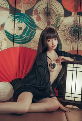 Mi Nian Meow « Black Yukata » expiré montre son beau dos et donne le mal de mer aux gens (23 Photos)