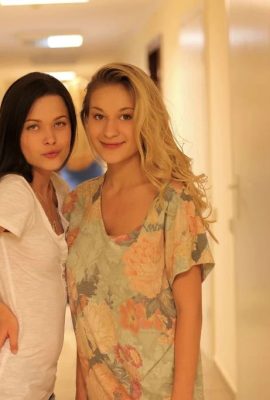 Les filles, attendez une minute, j'y serai bientôt ! ​​Amélie B & Candice B (122 Photos)