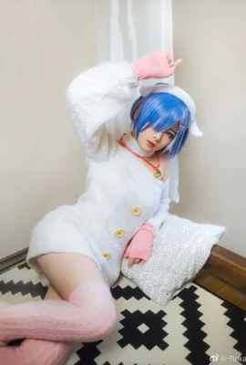 Re:Zero Starting Life in Another World Rem@-Roka様- (9 photos)