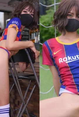 Une footballeuse aux cheveux courts expose sa chatte à l'extérieur et a les fesses serrées : je veux lui coller ça ! (52 photos)