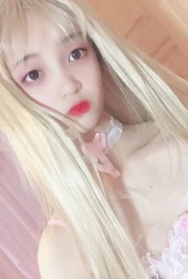 La fille loli a audacieusement exposé ses seins et a pris un selfie ~ à ne pas manquer ! (15 photos)