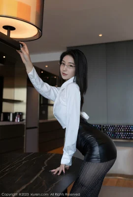 Xiong Xiaonuo, la secrétaire du bureau, montre ses seins de manière séduisante et expose ses fesses couleur pêche, avec de longues jambes et des bas noirs (39 Photos)