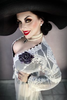 Ezysummers – Dame Dimitrescu