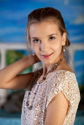 La belle entre dans la piscine pour prendre des photos Alisabelle (145 Photos)