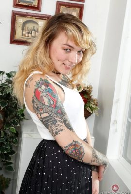 L’adolescente amateur tatouée Felicia Fisher dévoile sa chatte poilue dans un solo (20 photos)