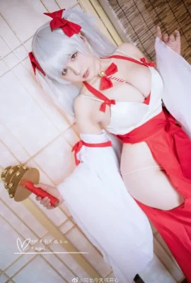 « Azur Lane » Superbes photos de cosplay de costumes de Miko aux gros seins sexy[CN: Ah Ban est très heureux aujourd'hui](8 photos)