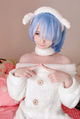 Misa Gaku 'Re Zero' Rem Cosplay (9 photos)