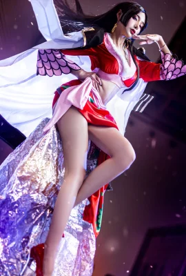 One Piece Queen @coser Elegance (Photographie : @leaderShadow) (A-3 International Anime and Game Show) (9 photos)
