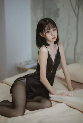 Le « Sexy Pyjamas » LAN de Xu Lan est inoffensif et montre ses longues jambes (40 photos)