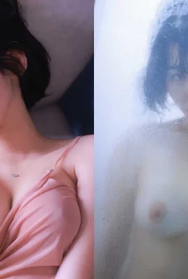 Une jolie fille aux cheveux courts prend un bain dans la salle de bain à la maison avec des « seins attachés au verre » et ses seins blancs, tendres et magnifiques palpitent (11 Photos)