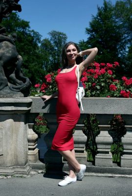 Après que la belle soit rentrée de l’extérieur, elle s’est déshabillée et s’est allongée sur le lit Galina A (153 Photos) !