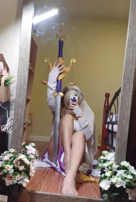 Cosplay de jeune fille à l’épée
