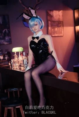 Bai Li adore manger du chocolat Rem Bunny girl
