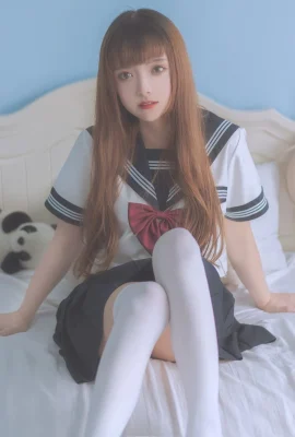 Cosplayer une fille JK brûlée par les nuages