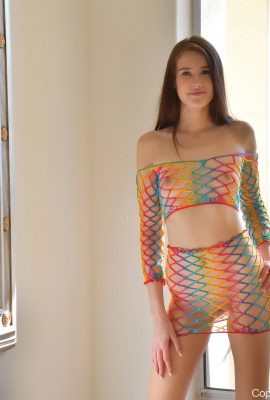 Athena profite d’une silhouette mince (107 photos)