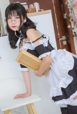 Une belle fille à lunettes porte une femme de chambre sexy dans sa chambre privée et porte des bas noirs pour montrer sa silhouette parfaite et ses charmantes jambes (17 photos)