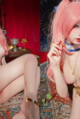 La COSER avec ses jambes écartées, sa chatte rose sans poil et sa chatte nue, est présentée à tout le monde (22 Photos)