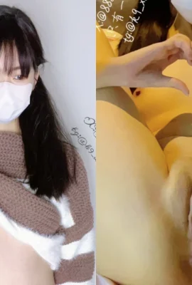 Une célébrité folle de Twitter soulève ses vêtements pour exposer sa chatte et ressent le plaisir d’être exposée dans la nature (11 Photos)