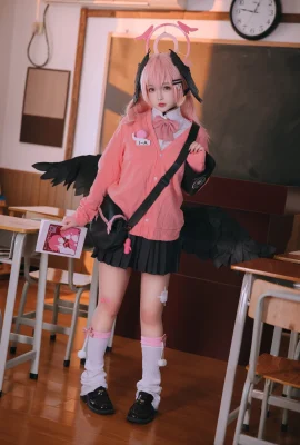 La beauté du cosplay Rinajiao se rend dans la salle privée sur le thème JK de Jiang Xiaochun pour enlever son uniforme et révéler ses sous-vêtements roses à trois points pour montrer sa silhouette rebondie dans une photo séduisante 126P
