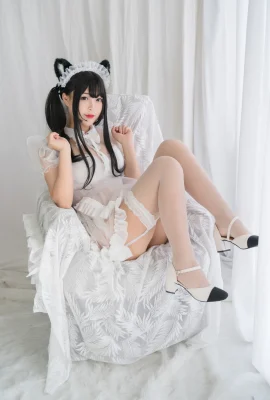 Jolie petite sœur Bai Ye, chat blanc, thème de femme de chambre transparente, jupe de femme de chambre transparente blanche sexy avec des bas blancs, montrant une photo de tentation de corps dodu 70P