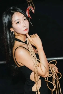 Bondage jolie fille (5 photos)