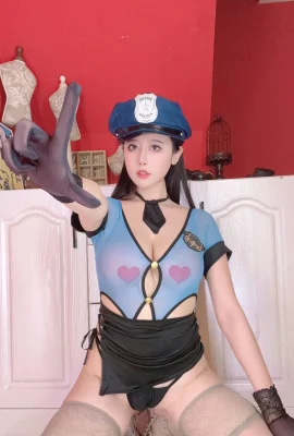 Jolie fille Nai Xijiang Belle stagiaire policière sur le thème d’un haut transparent bleu sexy et d’une jupe courte noire révélant de la soie de chair ultra-fine montrant une silhouette dodue photo séduisante 82P