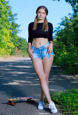 Dakota Pink – Patineuse (119 Photos)