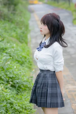 Les bretelles blanches sexy et le short en jean de la beauté Internet Nyako sur le thème de l’enlèvement révèlent des bas blancs montrant sa silhouette dodue dans une photo séduisante 159P