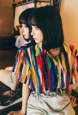 La blogueuse d’animation Momo les regarde dans une chemise à fleurs sexy et un short en jean, révélant des sous-vêtements en dentelle noire, exhibant sa silhouette gracieuse sur une photo séduisante 57P