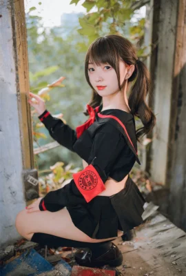 Network Beauty Hua Ling South Hemisphere JK Theme Outdoor Sexy Black JK Uniforme Lou avec des sous-vêtements blancs avec des bas noirs montre une belle tentation de jambe