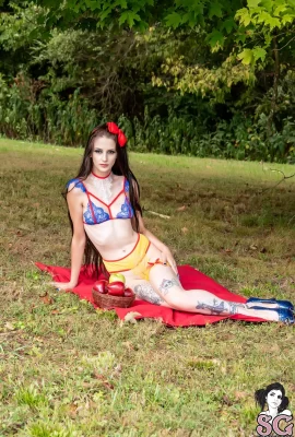 [Suicide Girls] 25 janvier 2025 – Mizzbonez – Temps d’été Blanche-Neige [44p]