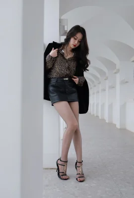 Internet Beauty Sia ne mange pas de poisson Wild Style Sexy Sexy Leopard Print Shirt avec une jupe courte noire révèle une soie noire ultra-mince et de belles jambes et des pieds de jade Charming Photo 85p