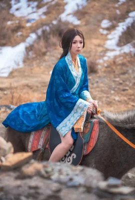 Princesse à cheval et détruisant le pays