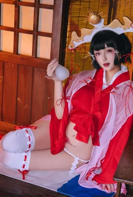 Cosplay Beauty Hina Kaguya Witch Thème des vêtements rouges sexy Revear sous-vêtements blancs avec des bas blancs montrant une tentation de corps parfaite photo 100p