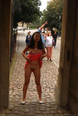 Une femme est exposée à des attractions étrangères froidement ~ (12 photos)