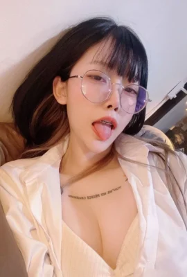 La beauté de la célébrité Internet montre sa chatte tendre pour les fans à montrer! (15 photos)
