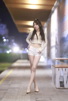 Douyu Anchor Luna Fangzhi Thème extérieur Top blanc avec shorts blancs sexy révélant une soie charnue ultra-mince et de belles jambes Tempt Photo 45p