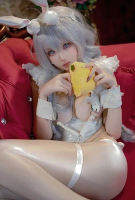 Xiao Jili – Le lapin blanc vicieux et paresseux sur la ligne bleue Azur