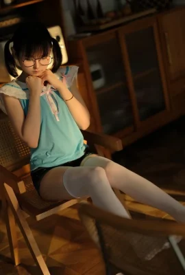 Blogger anime jeune Shui Lingyi votre thème de petite amie électronique Terme sexy avec short en jean montrant des bas blancs montrant une petite tentation de corps Photo 35p