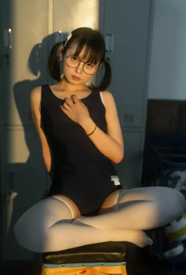 Blogueur anime jeune shui Lingyi Lunches Lunch Lunch Vermeur Room Soom private Sexy Blue Dead Library Eau avec des bas blancs montrant ses fesses et ses belles jambes Temps Temps 75p
