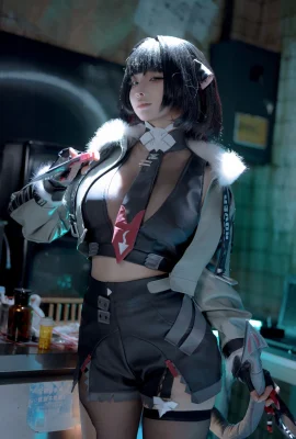 Blogger anime Momo Jue que Zero Jiandu Sexe Sexy Black Underwear avec des bas noir révèle une peau brillante pour montrer sa silhouette dodue et sa photo tentante …