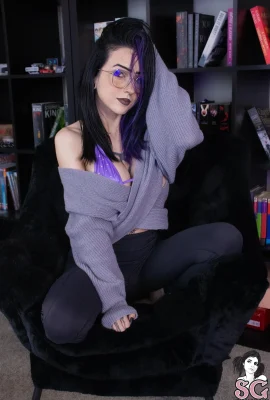 [Suicide Girls] 17 avril 2025 – EMOKITTENXOXO – Pop de violet [60p]