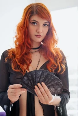 [Suicide Girls] 02 mai 2025 – Honeyhotfoxy – La sorcière à côté [51p]