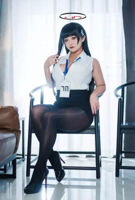 Blogueur d’anime luo li belle fille sama blue fichier li yin thème sexy top sexy avec une jupe courte noire révèle une soie noire ultra-mince montrant ses fesses et ses belles jambes tentantes …