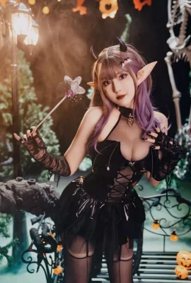 Beauté en ligne Natsuko Xia Xiazi Halloween Little Witch Thème sexy Elfe vêtu de vêtements en cuir noir avec des bas de soie noire pour montrer sa belle tentation de jambes …